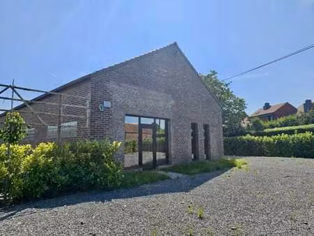 atelier/entrepôt + bureaux rénovés avec parking!