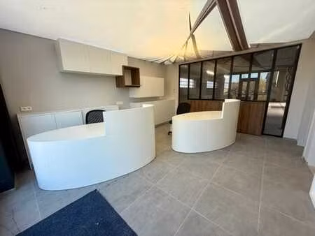 atelier/entrepôt + bureaux rénovés avec parking!