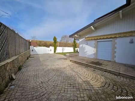 t2 avec terrasse et parking privé