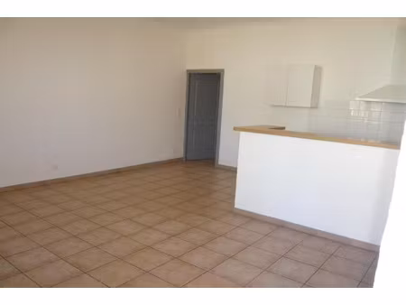 aigues-mortes appartement en rez-de-chaussée aux abords du