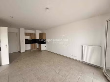 t2 avec balcon et parking privatif - arles