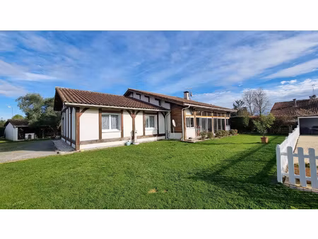 a vendre maison trois chambres avec piscine et dépendances