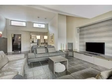 stijlvolle stadswoning met handelspand te koop in hartje maaseik