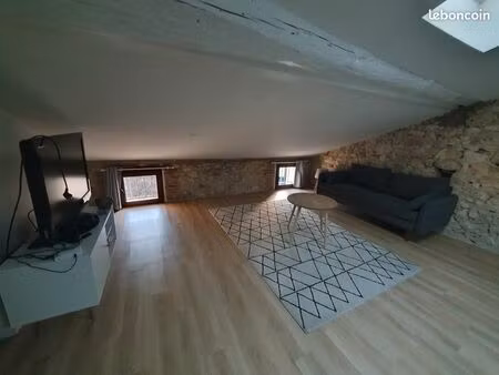 studio meublé d’environ 18 m²  situé au 2ᵉ étage