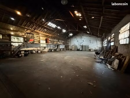 hangar proche port et gare