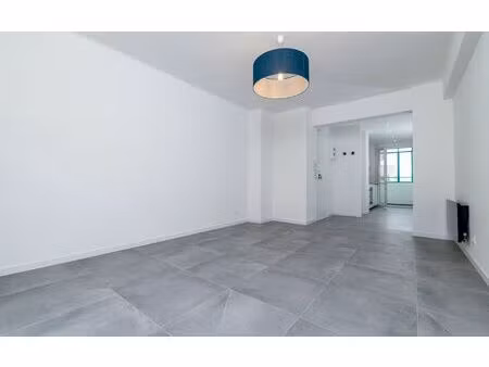 location appartement  m² t-2 à marseille 5  928 €