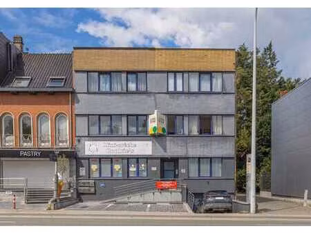 opbrengstgebouw met 4 appartementen  crèche en praktijk