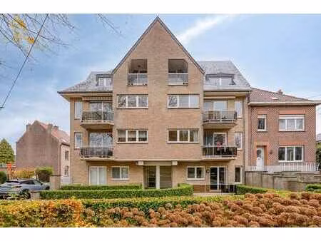 appartement bien situé avec parking et cave.