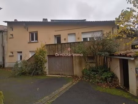 immeuble avec quatre logements et un garage.