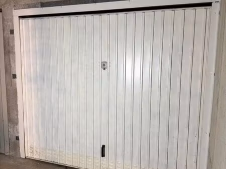 box fermé en sous sol - genas azieu