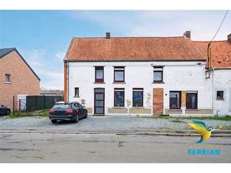 superbe maison avec grand jardin et entrepôt.