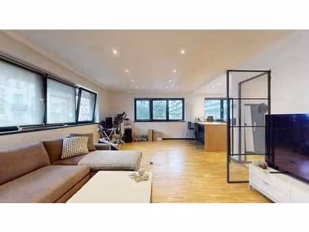 mérode - quartier prisé  appart 2 chambres rénové  jardin