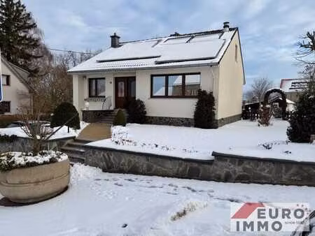 maison soignée dans un cadre verdoyant