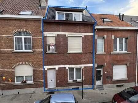maison 4 chambres avec terrasse et spacieux jardin.