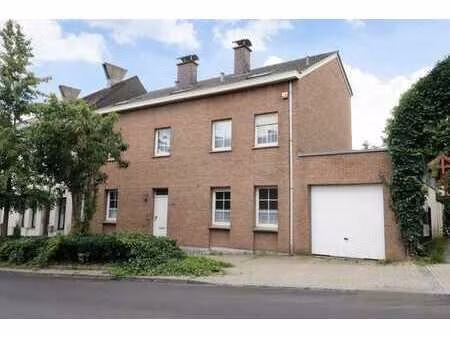 grande maison de ville avec beaucoup de potentiel