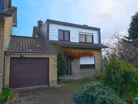 maison à trois façades sur un terrain d'angle