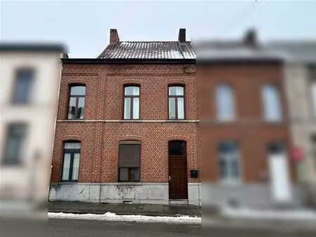 bonne maison mitoyenne de 2 chambres avec cour