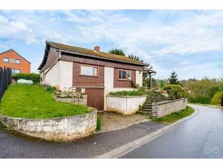 villa à rénover avec 1 ch.  bureau  jardin et garage!