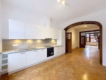 rez-de-chaussée avec grand jardin à louer