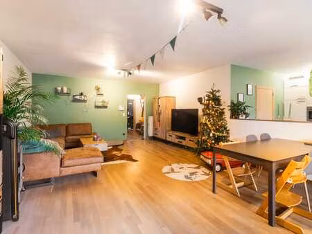 gelijkvloers appartement met grote tuin en garage