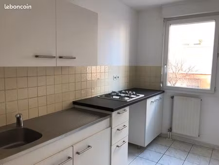 t2 avec terrasse et garage dan bel immeuble