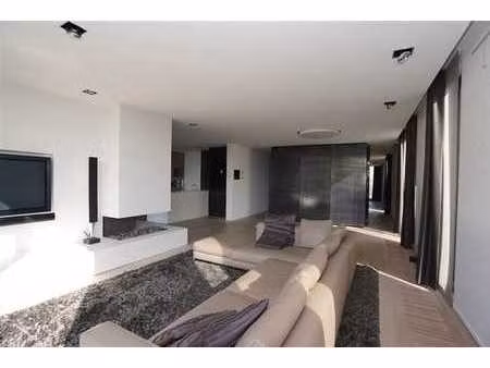 vie exclusive : penthouse de luxe avec accès à la piscine et