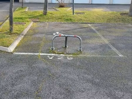 a louer grande place de parking.■libre de suite