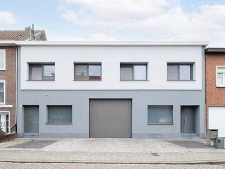 unieke woning met magazijn in boom