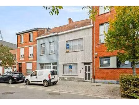 maison avec 3  éventuellement 5 chambres et jardin avec acc