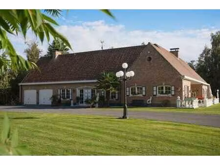 résidence sur un domaine de 13.871 m² avec piscine et étang