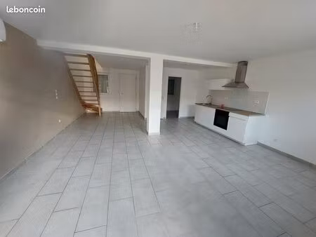 maison de ville neuve avec terrasse et parking proche hôpital et centre-ville