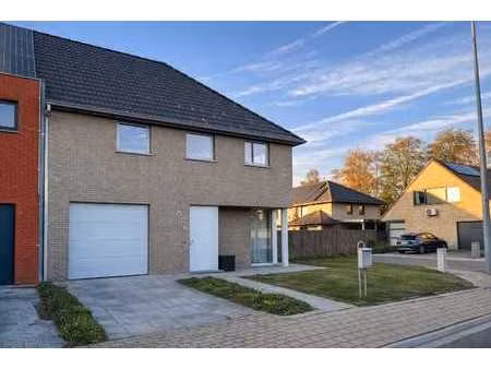 hb met 3 slaapkamers en tuin.