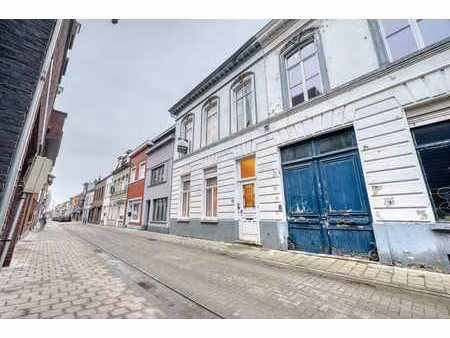 in het centrum gelegen herenhuis met 6-7 slaapkamers  apa...