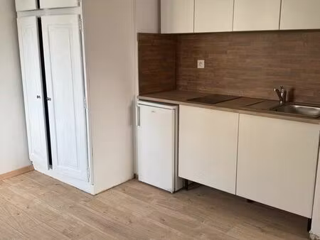 lumineux studio refait à neuf - grand balcon - cuisine équipée -placard -