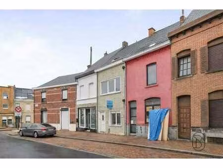 maison de rangée bien située  proche de la gare.