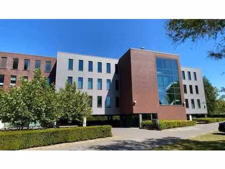 bureau prêt à l'emploi à louer près de la sortie e17 à zele