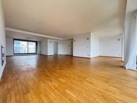 appartement 3 chambres signé corbiau face aux jardins du roy