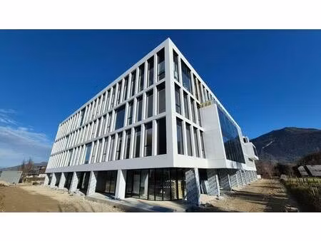 local commercial de 290 m² avec stationnements