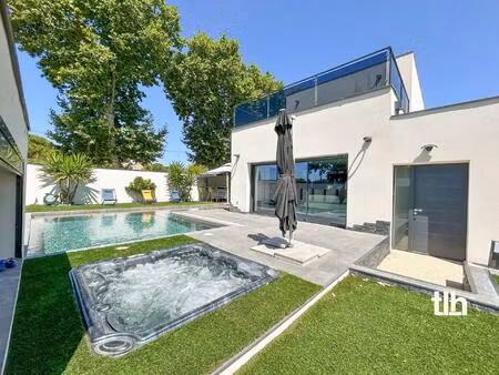 castelnau-le-lez : maison contemporaine 200 m2 sur 1003 m2 avec