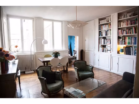 bel appartement sur cour plein centre