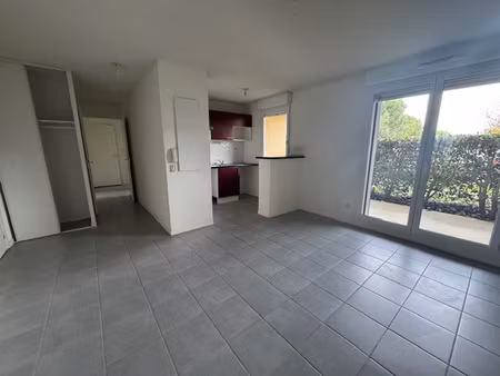 t3 rdc dans résidence avec piscine à eaunes