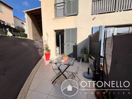 appartement 2 pièce(s) en rez de chaussée avec terrasse et parking privé