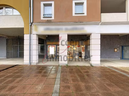 au coeur de cavaillon  emplacement idéal pour ce local commercial d'environ 60 m²