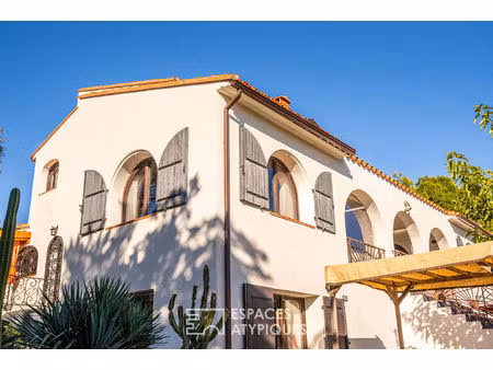 belle villa à l'esprit hacienda méditerranéen  nichée dans son écrin de verdure à deux pas