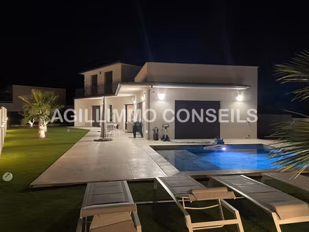 propriété moderne avec piscine