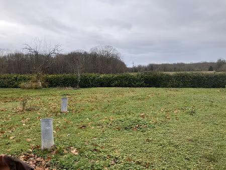 a vendre terrain constructible hors lotissement  non viabilisé.