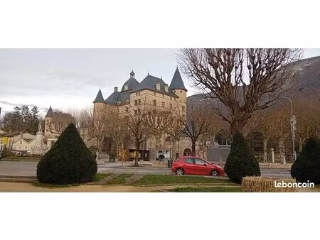 bel appartement récent avec terrasse et vue sur le château de vizille