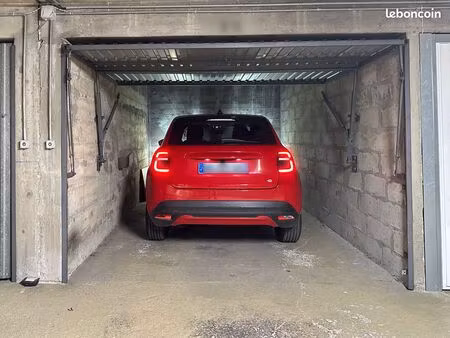 grand box dans immeuble standing