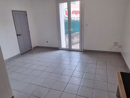 loue appartement 2 pièces 50 m² avec cour et garage – libre immédiatement