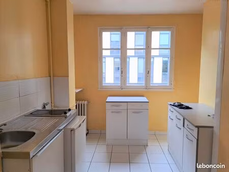 t 3 à louer rue de la république à lyon 69001